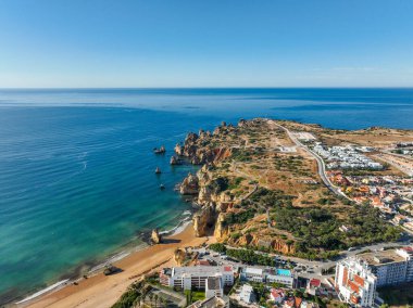 Lagos Portekiz 'deki Algarve sahilinin kayalık kayalıkları ve turkuaz deniz manzarası.