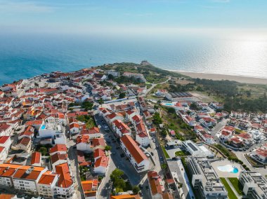 Nazare 'nin tarihi mimarisi ve Praia da Nazare okyanus manzaralı üst kasabasının kıyı manzarası