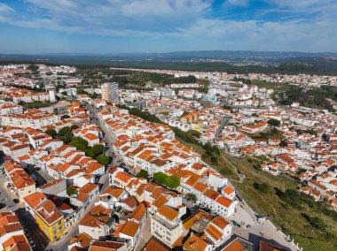Atlantik kıyısındaki çatıları, tepeleri ve Praia da Nazare ile yükseltilmiş hava manzarası
