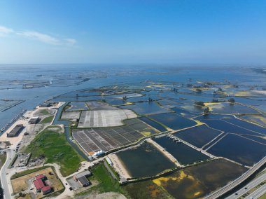 Portekiz 'in Aveiro kentindeki sulama kanalları ve ayrılık setleriyle birlikte renkli tuz göletlerinin genel görünümü