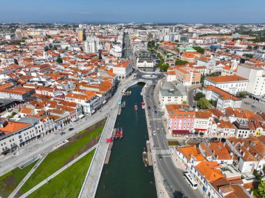 Portekiz, Aveiro 'nun hava fotoğrafında kanal tekneleri ve tarihi şehir blokları vurgulanıyor