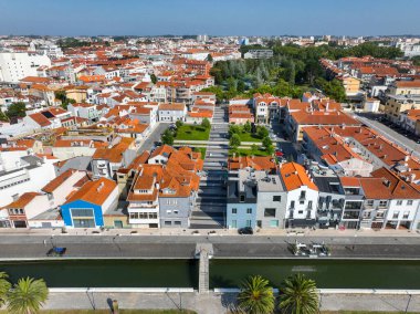 Portekiz, Aveiro 'daki kanal boyunca havadan renkli evler ve yeşil plaza manzarası