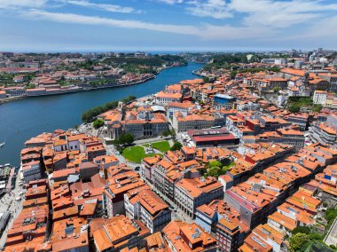 Porto 'daki Douro Nehri yakınlarındaki kiliselerin ve yeşil meydanın insansız hava aracı görüntüsü