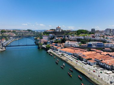 Douro Nehri kıyısının karşısındaki Gaia nehir kenarı ve manastırı geniş görüş alanımızda.