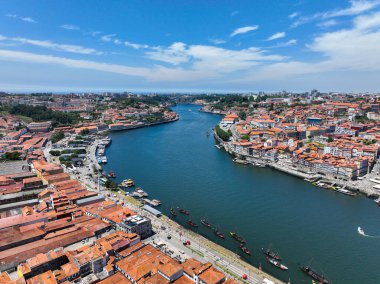 Porto 'da Ribeira ve Gaia tarafından kuşatılmış Douro Nehri' nin insansız hava aracı görüntüsü