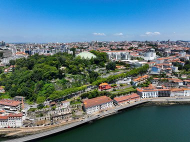 Portekiz, Porto 'da nehre bakan kubbeli bir parkın havadan çekilmiş fotoğrafı.