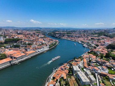 Porto 'nun tarihi çekirdeğini saran Douro Nehri' nin insansız hava aracı görüntüleri.