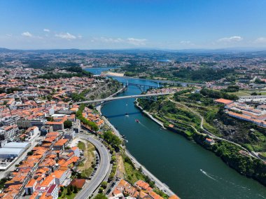 İnsansız hava aracı görüntüsü Douro Nehri üzerinde iç kesimlere doğru giden çok sayıda köprü gösteriyor.