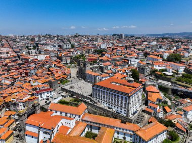 Porto Katedrali 'nin insansız hava aracı görüntüleri ve arka planda şehir olan büyük bir meydan.