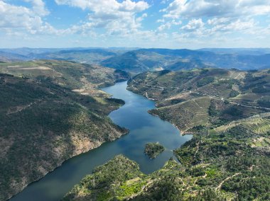Ribatua yakınlarındaki ormanlık tepelerin arasından geçen Tua Nehri 'nin hava manzarası.