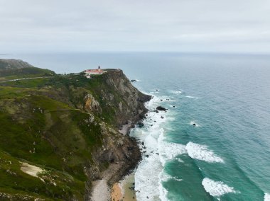 Deniz feneri Atlantik Okyanusu üzerindeki dramatik deniz kayalıklarına tünemişti.