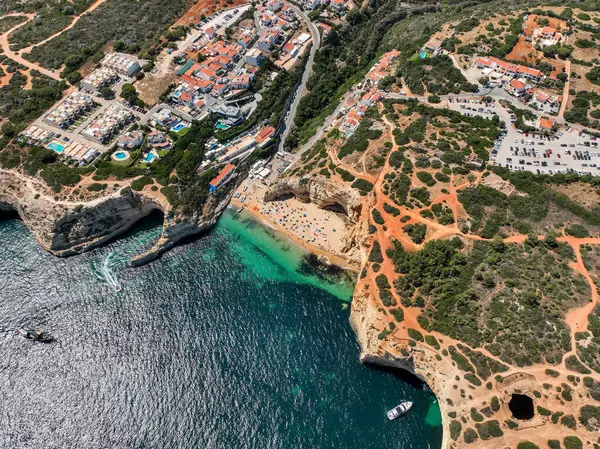 Okyanusun yukarısındaki kayalıklarda, sahilleri ve deniz mağaraları olan bir köy.