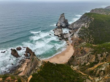 Praia da Ursa sahilinin havadan görünüşü ve kendine özgü deniz yığınları.