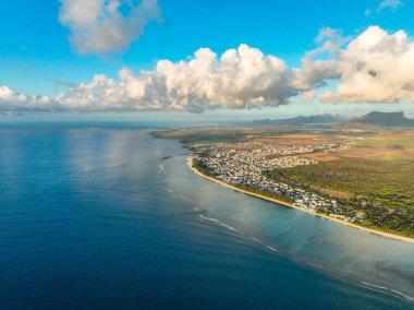 Flic en Flac 'ta sakin okyanus ve dağ arazisi olan körfez ve burnun havası.