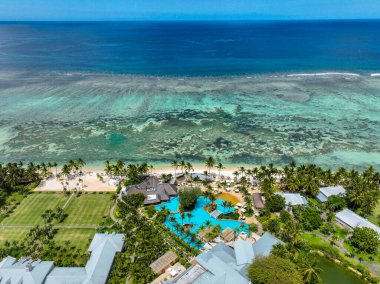 Turkuaz mercan gölü suyu olan sahil manzaralı bir tatil beldesi.