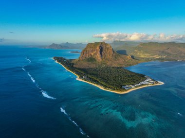 Geniş bir hava alanı Le Morne, Mauritius yarımadasını engebeli dağları, yemyeşil ormanları ve el değmemiş sahil şeritleriyle yakalar.
