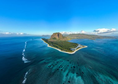 Geniş bir hava alanı Le Morne, Mauritius yarımadasını engebeli dağları, yemyeşil ormanları ve el değmemiş sahil şeritleriyle yakalar.