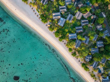 Yeşilliğe gömülü villaları olan tropikal bir tatil köyü, Mauritius 'un Le Morne sahilinde huzur içinde oturmaktadır.