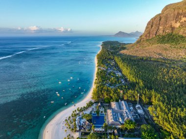 Le Morne dağının havadan görünüşü, Mauritius 'un tropikal kıyı şeridi ve lagününden yükseliyor.