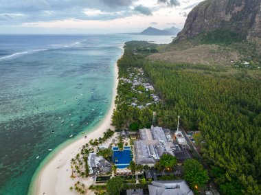 Sığ resif desenleri ve yumuşak kum Le Morne, Mauritius 'ta canlı bir kıyı manzarası yaratır.
