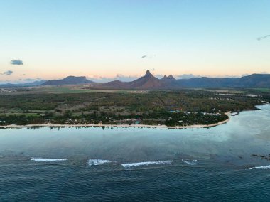 Mauritius yakınlarındaki kıyı arazisi ve sivri dağların hava manzarası.