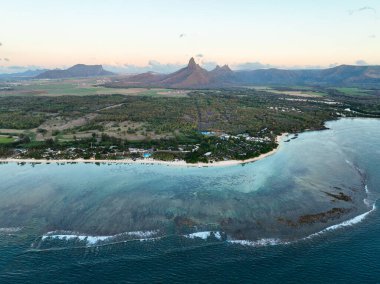 Panoramik hava, dramatik dağ zeminli kıyı beldelerini gösteriyor.