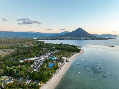 Okyanusa bakan deniz manzaralı deniz manzaralı tesis havuzu.