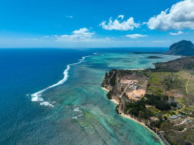 Renkli mercan resifi Mauritius kıyısı boyunca uzanır, yukarıdan yakalanır.
