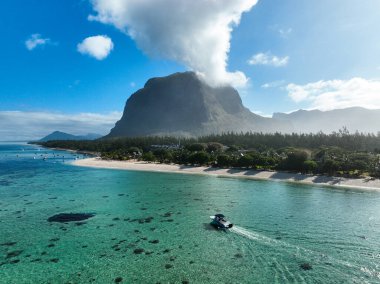 İHA görüntüsü Mauritius kıyılarında ikonik dağ tarafından seyreden bir tekne.
