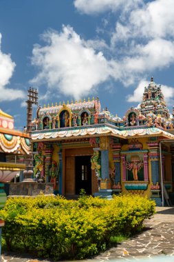 Kaptan Malheureux, Mauritius - 12 Mayıs 2024: Mitolojik heykeller ve canlı desenlerle süslenmiş Hindu tapınağının açısı