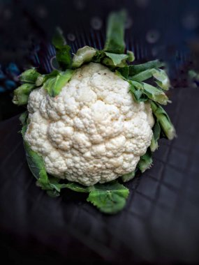 Koyu arkaplan sebzesinde karnabaharın yakın görüntüsü