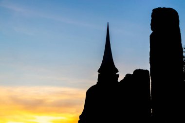 Tayland tapınaklarının gölgeleri ve sabah güneşi.