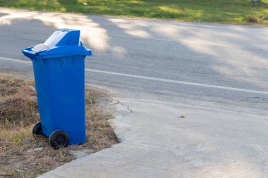 Yol kenarı mavi çöpü, Geri Dönüşüm Kutusu