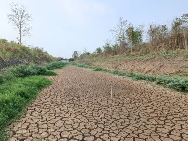 Kanaldaki su kurumuş. Toprak yazın kavruluyor..