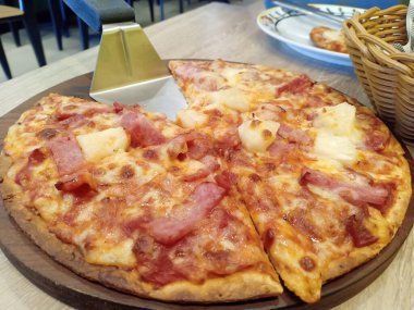 Taze peynirli pizza, pizzacı.