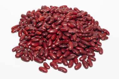 Beyaz arkaplanda kırmızı fasulye