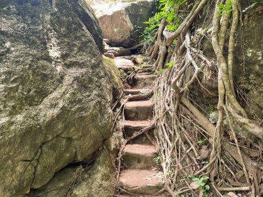 Kayalar birbiri üzerine dizilmiş, taşlar birbiri ardına yerleştirilmiş.