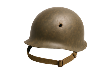 Askeri miğfer beyaz üzerine izole