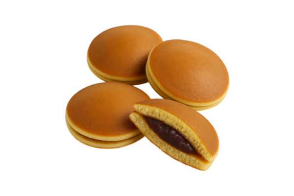 Dorayaki beyaz Japon yemeklerinde izole edilmiş.