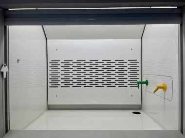 Duman başlığı, havalandırma muhafazası, laboratuvar ekipmanları.