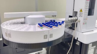 gaz kronatografisi, enstrüman, otomatik örnekleme tüpü, şişeyi otomatik örnekleyiciye yerleştir.