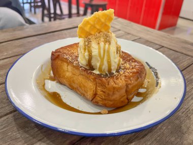 Beyaz bulaşık bal tost