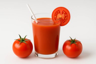 Taze domatesli bir bardak domates suyu ve beyaz arka planda bir dilim garnitür. Sağlıklı ve ferahlatıcı sebze içeceği..