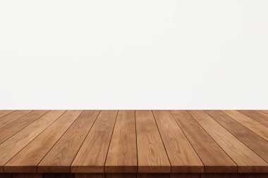 Beyaz duvar zeminli boş ahşap zemin, ürün sergisi, modelleme veya tasarım sunumları için mükemmel. Minimalist ve temiz iç konsept.