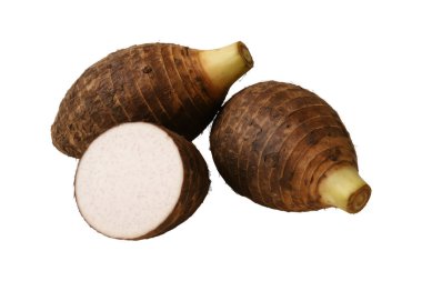 Taze taro kökleri beyaz arka planda izole edilmiş, bütün ve parçalarını gösteriyor. Asya ve Pasifik mutfağında popüler olan tropik nişasta fiber ve besin değeri yüksek sebzeler. Yemek pişirmek, pişirmek, sağlıklı bitki temelli tarifler için mükemmel bir malzeme.