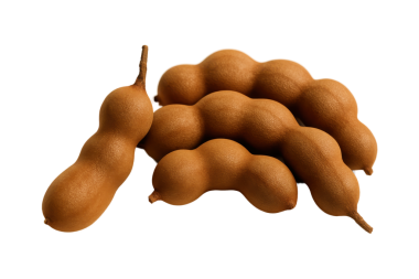 Temiz şeffaf bir zemin üzerinde doğal kahverengi kabuklu tamarind kapsülleri, lezzet, vitamin ve antioksidan açısından zengin tropikal egzotik meyveler, pişirme, içecekler ve sağlıklı olmak için mükemmel.