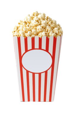 Beyaz arka planda izole edilmiş tereyağlı patlamış mısırla dolu klasik çizgili mısır kutusu. Sinema gecesi, eğlence ve yemek reklamı için mükemmel bir atıştırmalık konsepti.