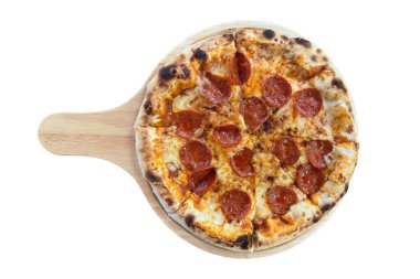 Tahta servis tahtasının üzerinde nefis sıcak biberli pizza. Eritilmiş mozzarella peyniri, kıtır kıtır ekmek ve baharatlı pepperoni dilimleri ile taze pişmiş. İtalyan aşıkları ve fast food reklamları için mükemmel.