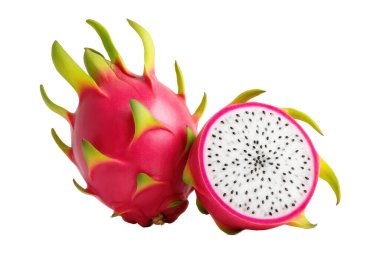 Beyaz arka planda izole edilmiş taze ejderha meyvesi, canlı pembe derisi ve küçük siyah tohumlarla dolu beyaz posası ile tüm pitaya ve sulu yarısını gösteriyor.