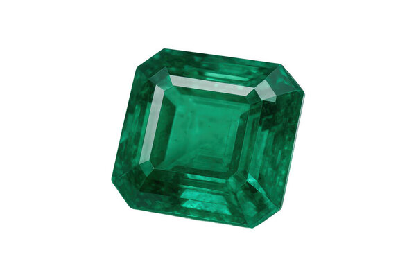 Крупный план яркого зеленого изумрудного драгоценного камня, вырезанного в форме квадратного изумруда, демонстрирующего ясность, блеск и роскошь на чистом белом фоне